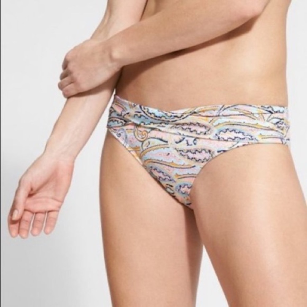 Like New Athleta Bikini Bottoms Aqualuxe Sport Pastel Peach Paisley Twist Front